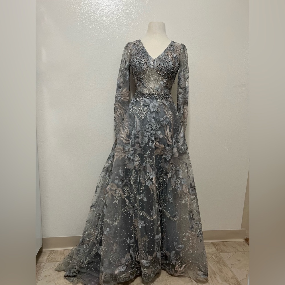 Mac Duggal Long Sleeve dress. Two times used. In good condition from Macy’s.